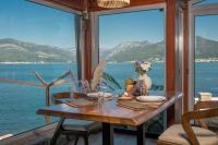 BjelilaCasa Del Mare-Bjelila的一间设有一张桌子并享有水景的用餐室