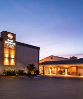 un edificio con un letrero que dice westnumerados plus en Best Western Plus Bradford Inn, en Bradford
