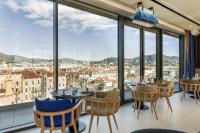 Nespecifikovaný výhled na hory nebo výhled na hory při pohledu z hotelu