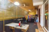 尼杜巴塞莱Blue Bell Hotel的一间房间里有一张桌子和几把椅子的餐厅