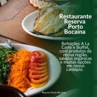 een bord met wortels op een tafel bij Reserva Porto Bocaina in São José do Barreiro