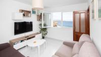 TV a/nebo společenská místnost v ubytování AG Apartamento Nordés Malpica primera línea playa