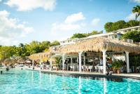 una piscina con un hotel y un resort en Ti Dyaman - Studio vue mer & accès piscine gratuit, en Le Diamant