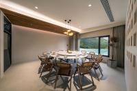 Un comedor con mesa y sillas en Wild Persimmon Manor Cove Mist Healing Hot Spring, en Anji