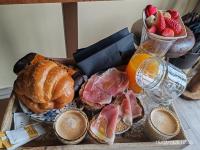 een dienblad met brood en fruit op een tafel bij Olivo de Reis in Caldas de Reis