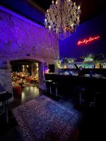 une salle avec un bar et un lustre dans l'établissement Freigeist, à Constance