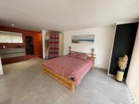 Studio 40m2 avec terrasse LE MAS DE LAURIANEにあるベッド
