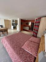 Studio 40m2 avec terrasse LE MAS DE LAURIANEにあるベッド