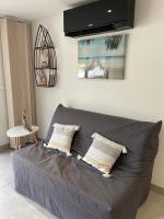 Studio 40m2 avec terrasse LE MAS DE LAURIANEにあるシーティングエリア