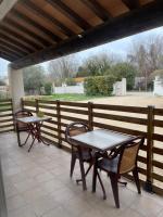 Studio 40m2 avec terrasse LE MAS DE LAURIANEにあるバルコニーまたはテラス