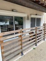 Studio 40m2 avec terrasse LE MAS DE LAURIANEにあるバルコニーまたはテラス