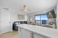 eine Küche und ein Wohnzimmer mit Meerblick in der Unterkunft Sea Cabin 118 - Oceanfront in Myrtle Beach
