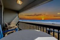 einen Balkon mit Blick auf den Strand bei Sonnenuntergang in der Unterkunft Sea Cabin 118 - Oceanfront in Myrtle Beach