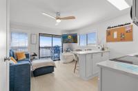 eine Küche und ein Wohnzimmer mit Meerblick in der Unterkunft Sea Cabin 118 - Oceanfront in Myrtle Beach