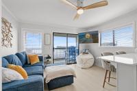 ein Wohnzimmer mit einer blauen Couch und einem Tisch in der Unterkunft Sea Cabin 118 - Oceanfront in Myrtle Beach