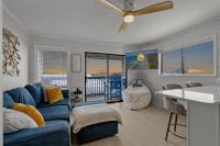 ein Wohnzimmer mit einem blauen Sofa und einem Deckenventilator in der Unterkunft Sea Cabin 118 - Oceanfront in Myrtle Beach