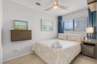 ein Schlafzimmer mit einem Bett und einem Deckenventilator in der Unterkunft Sea Cabin 118 - Oceanfront in Myrtle Beach