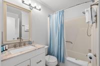Ein Badezimmer in der Unterkunft Sea Cabin 118 - Oceanfront