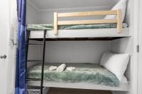 Ein Etagenbett oder Etagenbetten in einem Zimmer der Unterkunft Sea Cabin 118 - Oceanfront