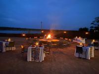 KlipdriftにあるLittle Mongena Tented Campの光を照らすテーブルと椅子