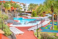 Bazén v ubytování Apartamentos Oasis San Antonio nebo v jeho okolí