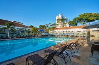 Una gran piscina con sillas y un edificio. en SESC ARAXÁ, en Araxá