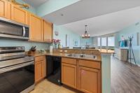 eine Küche mit Spüle und Herd oberen Backofen in der Unterkunft 5 Star Resort 11th Fl Stunning Sunrise 2BR 2BA King Suite,Pools ,Shuttle or Walk to Beach in Destin
