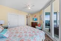 Ein Bett oder Betten in einem Zimmer der Unterkunft 5 Star Resort 11th Fl Stunning Sunrise 2BR 2BA King Suite,Pools ,Shuttle or Walk to Beach