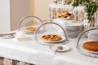 een witte tafel met borden vol eten en taarten bij Hotel Degli Aranci in Vieste