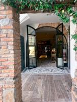 una entrada a un edificio con una pared de ladrillos en Elysium Luxury Stays & Restaurant, en Melegís