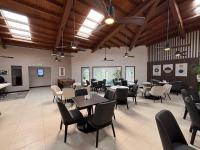 um restaurante com mesas e cadeiras em uma sala em Holiday Inn & Suites Chihuahua Expo by IHG em Chihuahua