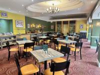 una sala da pranzo con tavoli e sedie in un ristorante di Carlisle Station Hotel, Sure Hotel Collection by BW a Carlisle