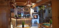 ein Restaurant mit Tischen und eine Bar mit Kamin in der Unterkunft Gospoda Harnaś in Kościelisko