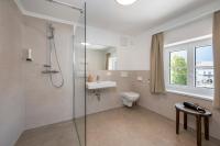A bathroom at Kirchenwirt