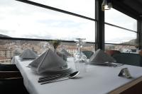 ÇankırıにあるJoyana Otelの市街の景色を望むレストランのテーブル