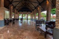 Un restaurante u otro lugar para comer en Beach Rock Resort Belitung