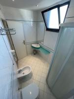A bathroom at Hotel Sirena - B&B