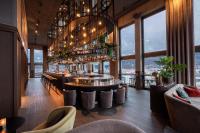 un restaurante con un bar con vistas en ATLANTIC Hotel Heidelberg, en Heidelberg