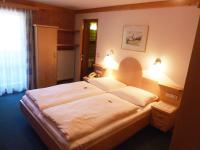 Łóżko lub łóżka w pokoju w obiekcie Hotel Gasthof Islitzer