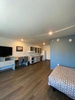 WoodSpring Suites Hermitage - Nashville Airportにあるテレビまたはエンターテインメントセンター