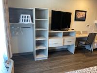 WoodSpring Suites Hermitage - Nashville Airportにあるテレビまたはエンターテインメントセンター