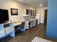 WoodSpring Suites Hermitage - Nashville Airportにあるテレビまたはエンターテインメントセンター