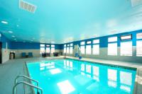 una gran piscina con techo azul en Hampton Inn Garden City, en Garden City
