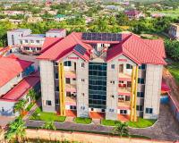 Una vista aérea de un edificio con paneles solares. en RHOGEM Hotel, en Takoradi