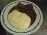 une assiette de nourriture avec de la viande et de la crème glacée dans l'établissement Auberge le Cévenol, à La Cavalerie