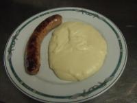 une assiette de nourriture avec une saucisse et de la sauce dans l'établissement Auberge le Cévenol, à La Cavalerie