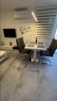 Televízia a/alebo spoločenská miestnosť v ubytovaní Mandy Apartman