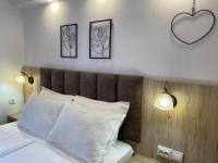 Postel nebo postele na pokoji v ubytování Tsarevets panoramic apartments Veliko Tarnovo