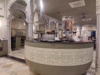 een kamer met een aanrecht met een bril erop bij Daulatgarh Resort in Udaipur