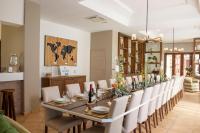 ein langes Esszimmer mit einem langen Tisch und Stühlen in der Unterkunft Feudo Del Biviere in Santa Ninfa